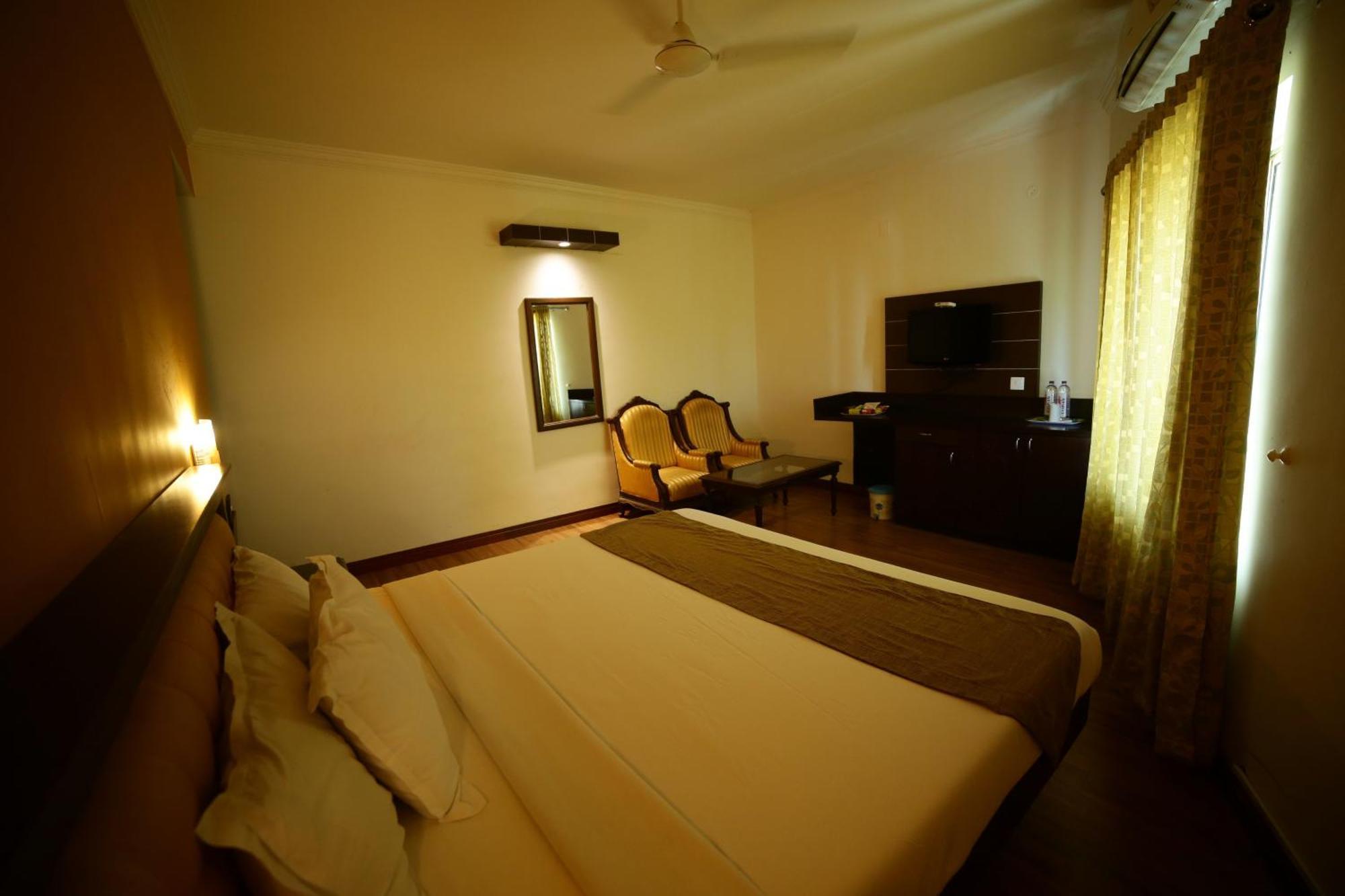 Hotel The Vyshakh Guruvāyūr Exterior foto