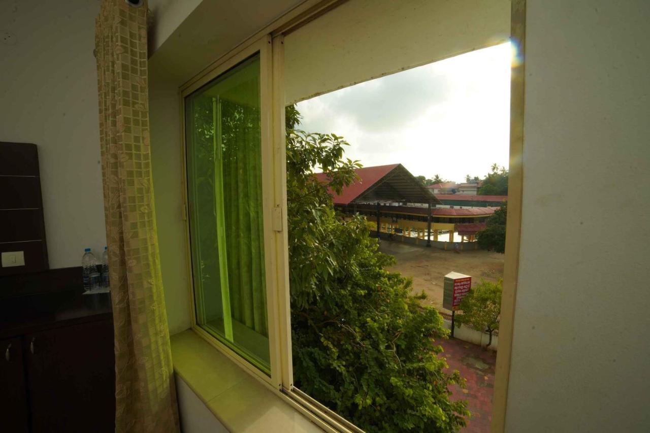 Hotel The Vyshakh Guruvāyūr Exterior foto